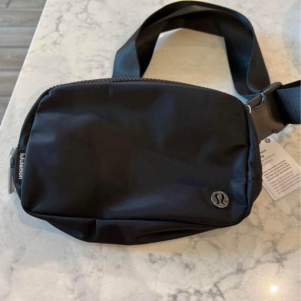 Brand New Lululemon Everywhere Belt Bag Extended - Black (7.5 x 5 x 2 inches)